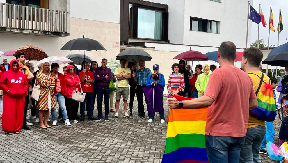 El secretario general del PSOE de Cantabria, Pablo Zuloaga, junto a otros miembros del partido, en la concentración en Santa Cruz de Bezana