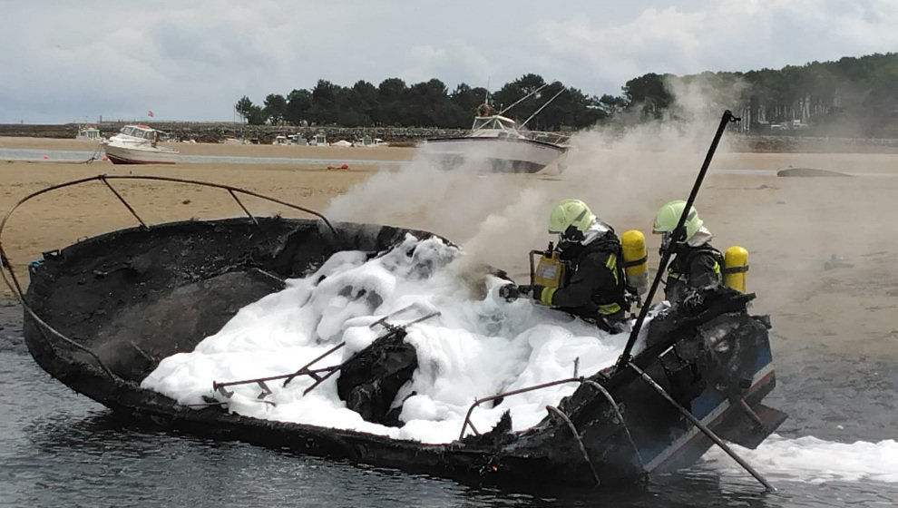  Incendio declarado en una embarcación de recreo en San Vicente de la Barquera 