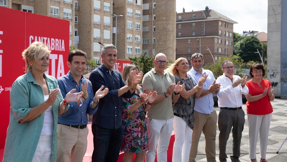 El secretario general del PSOE de Cantabria, Pablo Zuloaga (tercero por la izda) junto a los integrantes de las candidaturas del partido a las Cortes Generales  