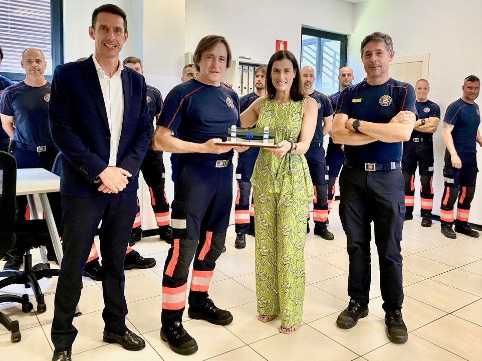 La alcaldesa de Santander, Gema Igual, y el concejal de Protección Ciudadana, Eduardo Castillo, visitan a los Bomberos municipales y entregan un reconocimiento a un efectivo que se jubila