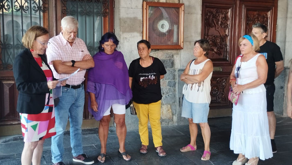 Mercedes Boix, candidata al Senado, junto a otros integrantes de la candidatura de Sumar