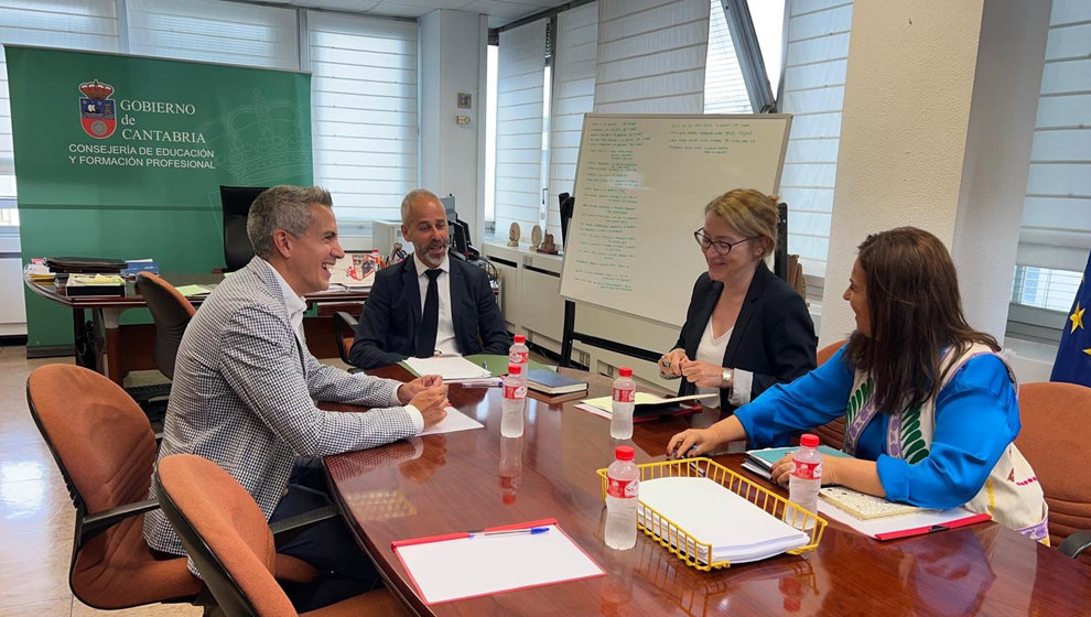 El líder del PSOE y exconsejero de Universidades, Igualdad, Cultura y Deporte, Pablo Zuloaga, se reúne con Sergio Silva, Eva Guillermina Fernández y Beatriz Gómez del Río, nuevos responsables de esas áreas, para el traspaso de competencias