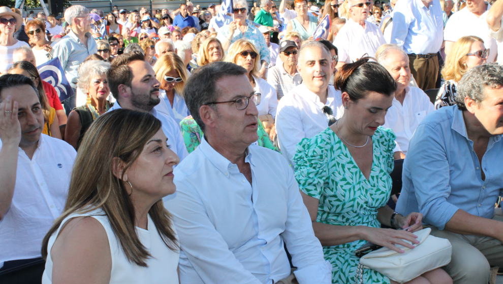 María José Sáenz de Buruaga, Alberto Núñez Feijóo y Gema Igual, durante el acto de campaña en Santander | Foto: edc