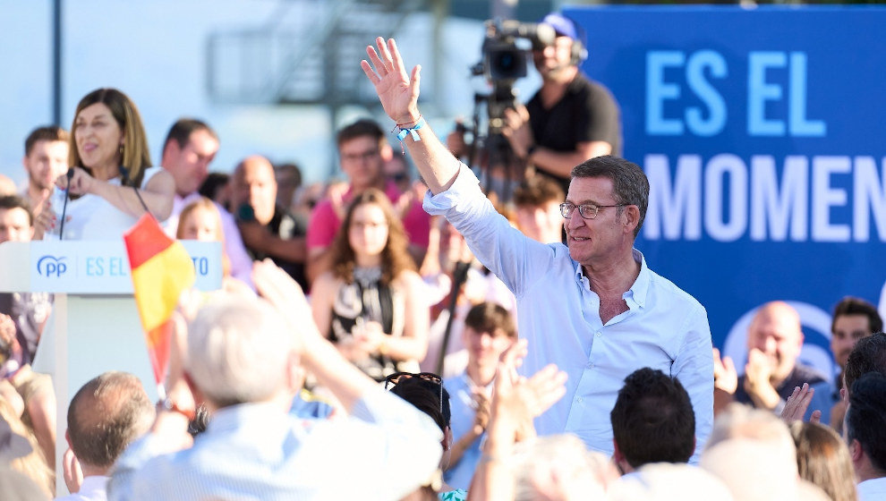 El presidente del PP, Alberto Núñez Feijóo, y la presidenta del PP de cantabria, María José Sáenz de Buruaga, en un mitin en los Jardines de Pereda de Santander