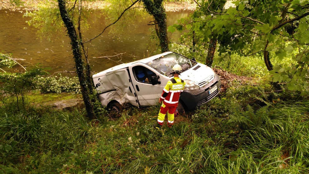 Una furgoneta se sale de la vía tras un accidente en la CA-142