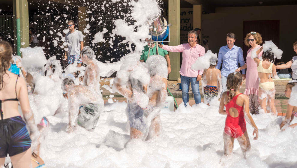 Fiesta de la espuma para clausurar la primera quincena del programa 'Abierto por vacaciones' de Camargo