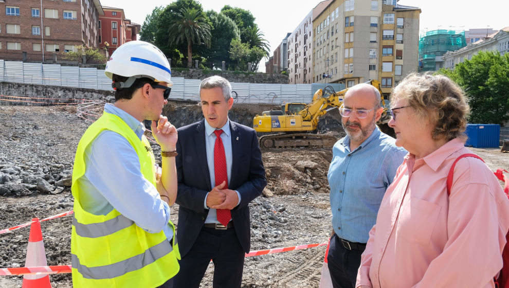 El vicepresidente y consejero de Universidades, Igualdad, Cultura y Deporte en funciones, Pablo Zuloaga, visita las obras del Museo de Prehistoria y Arqueología de Cantabria