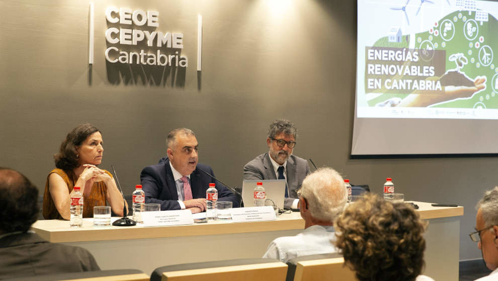 El consejero de Fomento, Ordenación del Territorio y Medio Ambiente, Roberto Media, clausura las Jornadas `Energías Renovables en Cantabria´ de CEOE-CEPYME