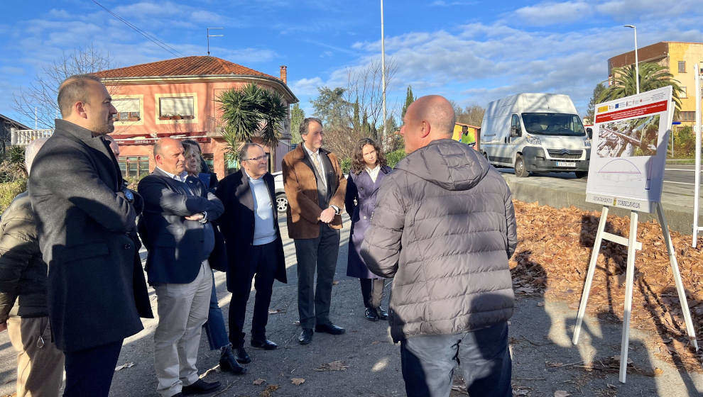 Varias autoridades presentan el proyecto de construcción de una pasarela en el Puente de la Barca