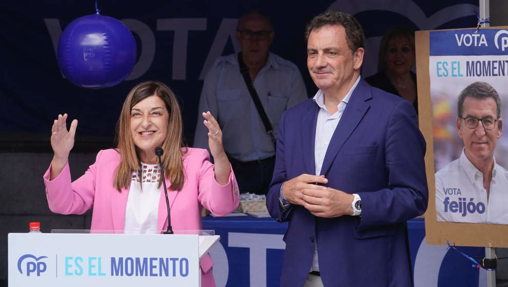 La presidenta del PP de Cantabria y jefa del Ejecutivo regional, María José Sáenz de Buruaga, y el cabeza de lista al Congreso, Félix de las Cuevas, en el acto de cierre de campaña en la Plaza Porticada