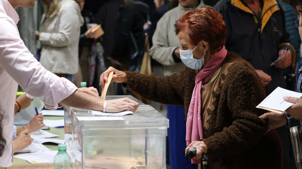 Una mujer votando