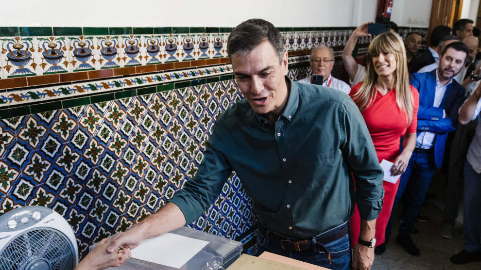 El presidente del Gobierno de España y candidato a la reelección por el PSOE, Pedro Sánchez, ejerce su derecho a voto 