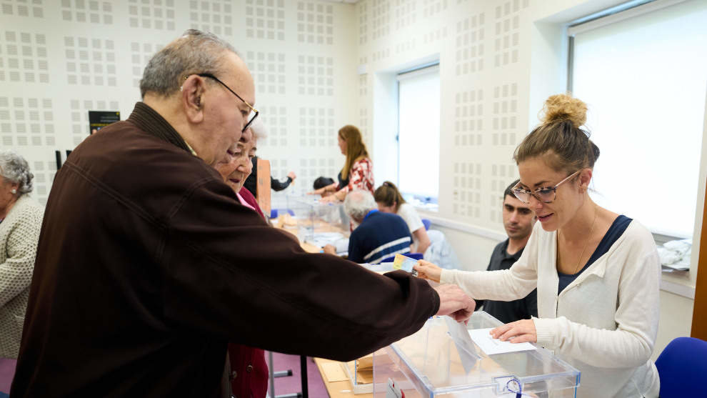 Una persona ejerce su derecho al voto