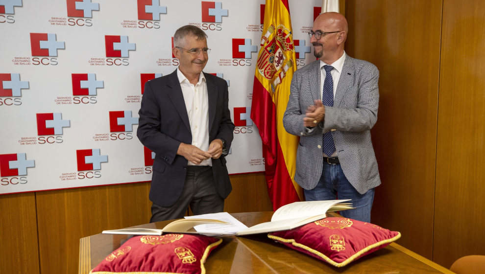 El consejero de Salud, César Pascual, preside la toma de posesión del director gerente del Servicio Cántabro de Salud, Luis Carretero