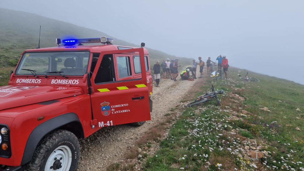 Los bomberos evacúan a un ciclista accidentado 