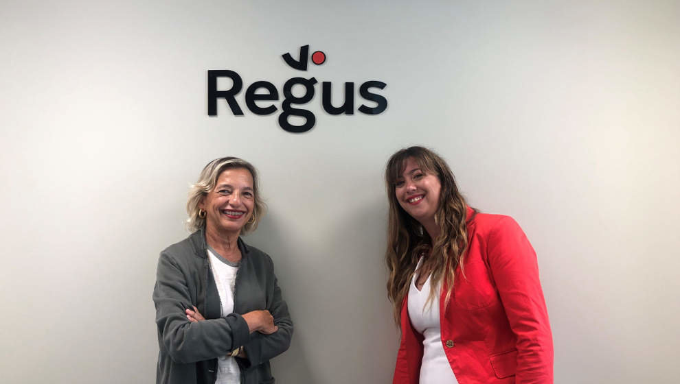 La concejala de Empleo, Chabela Gómez-Barreda junto a la community sales manager IWG, Sofía Corral, en las intalaciones coworking 'Regus Santander'