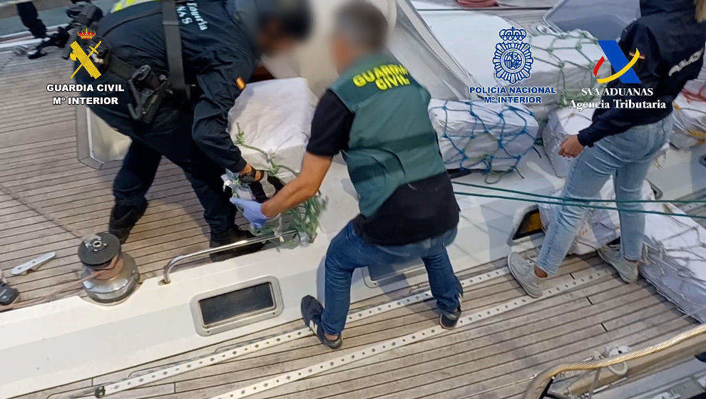 Descarga fardos cocaína velero interceptado frente a la costa de Santander