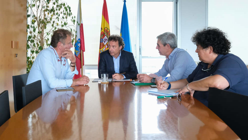 El consejero de Desarrollo Rural, Ganadería, Pesca y Alimentación, Pablo Palencia, se reúne con el presidente de la cooperativa Ruiseñada, Lorenzo González