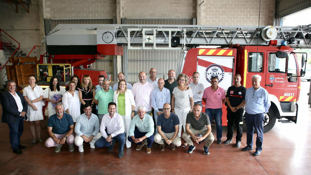 La consejera de Presidencia, Isabel Urrutia, visita el parque de bomberos de Laredo acompañada de varios alcaldes