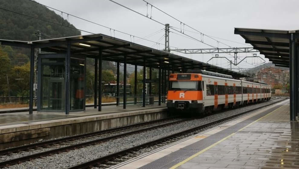 Tren de Rodalies circulando un día de lluvia | Foto: Archivo