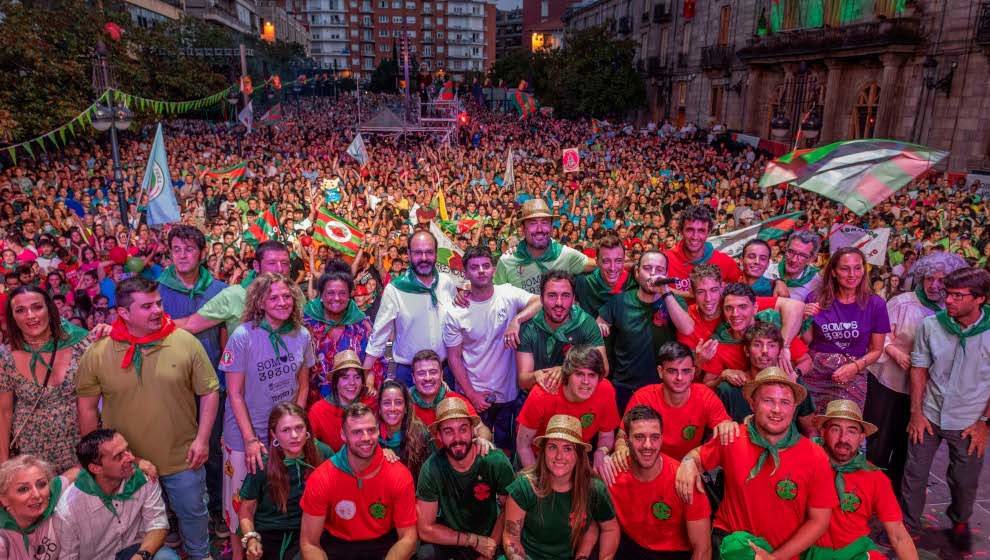 Imagen de miles de personas en le Plaza del Ayuntamiento de Torrelavega