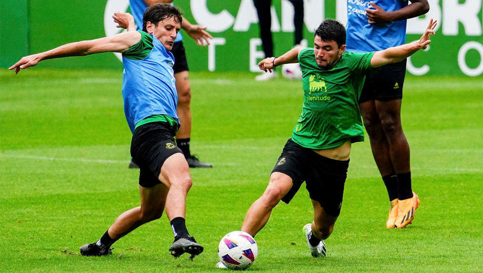 El centrocampista del Racing, Aritz Aldasoro, durante un entrenamiento