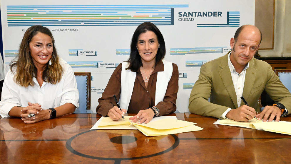 La alcaldesa de Santander, Gema Igual (centro), y el presidente del Colegio de Veterinarios de Cantabria, Fernando Ruiz, renuevan el convenio de colaboración para la financiación de vacunas de las mascotas de vecinos con problemas económicos