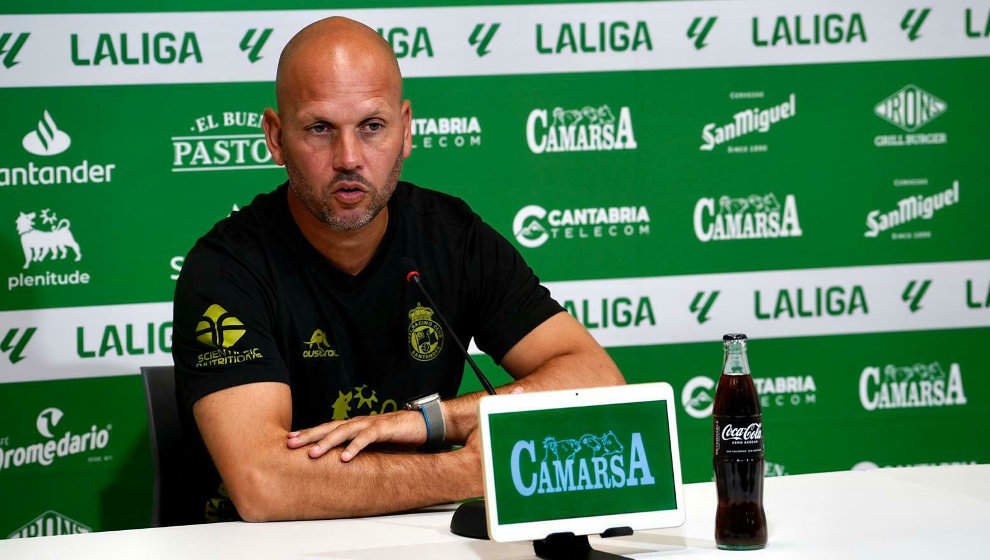 El entrenador del Racing, José Alberto, durante la rueda de prensa