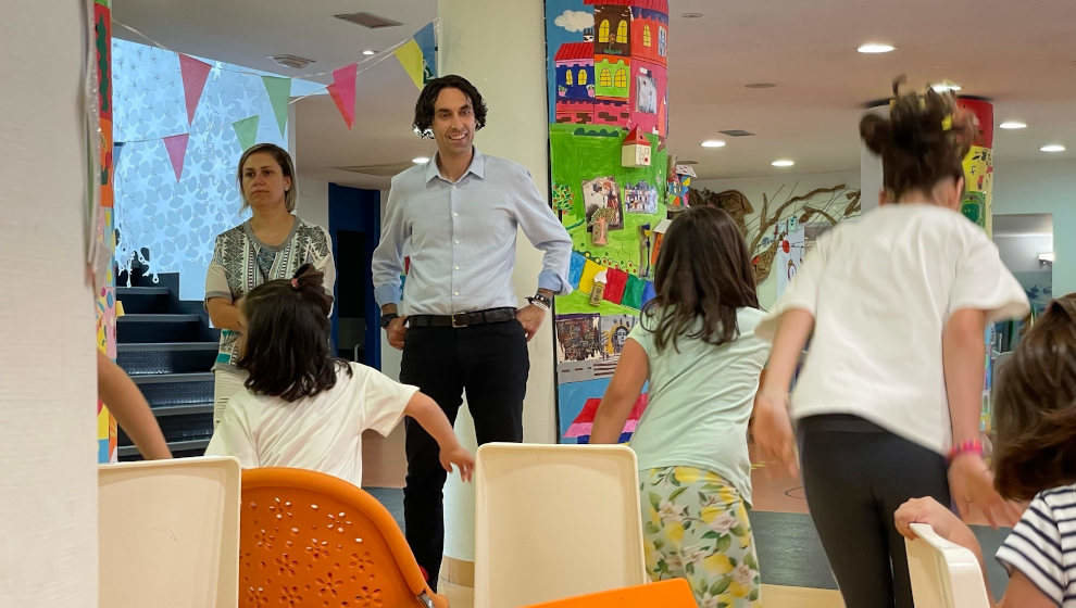 El alcalde de Astillero, Javier Fernández Soberón, durante su visita a los participantes en una ludoteca