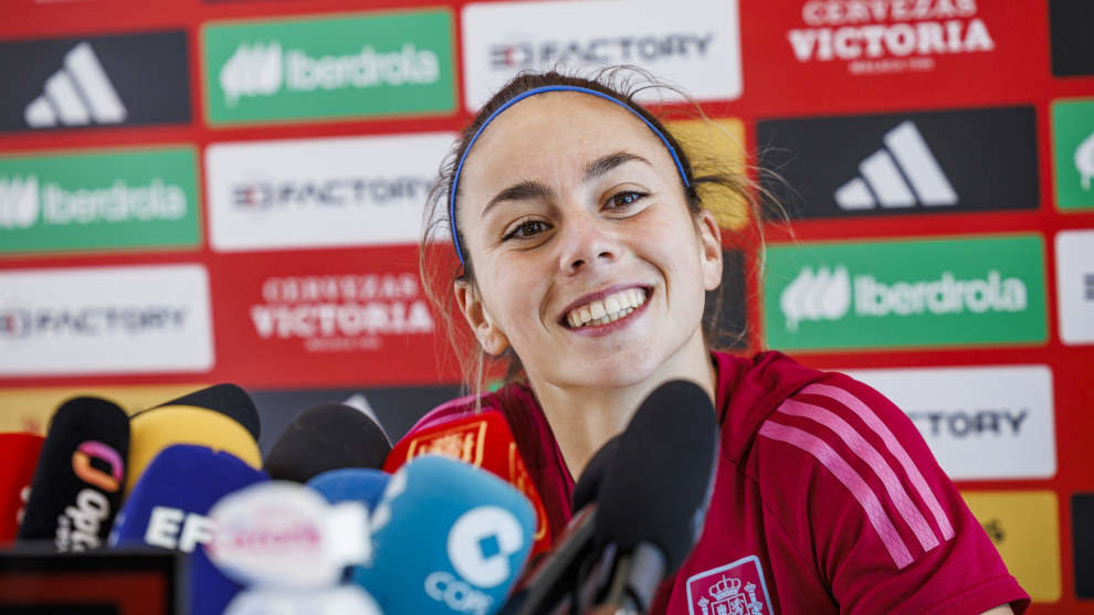 Athenea del Castillo en rueda de prensa con la selección