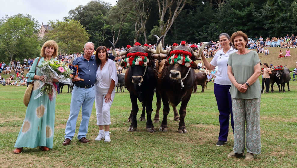 La alcaldesa, María Teresa Noceda, entrega el reconocimiento a Roberto Cobo durante la celebración del Campeonato Regional de Arrastre