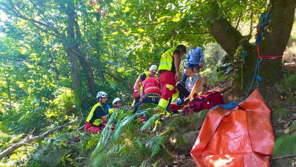 Efectivos del helicóptero del Gobierno de Cantabria atienden a un vecino de Los Corrales de Buelna que sufrió una fractura de tibia y peroné