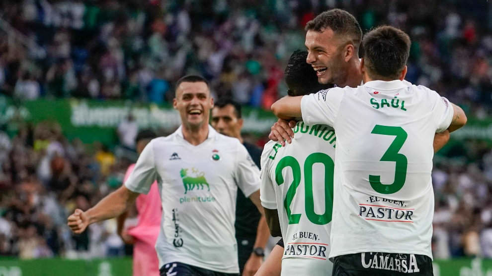 Celebración racinguista ante la Sociedad Deportiva Eibar en Los Campos de Sport el pasado mes de agosto