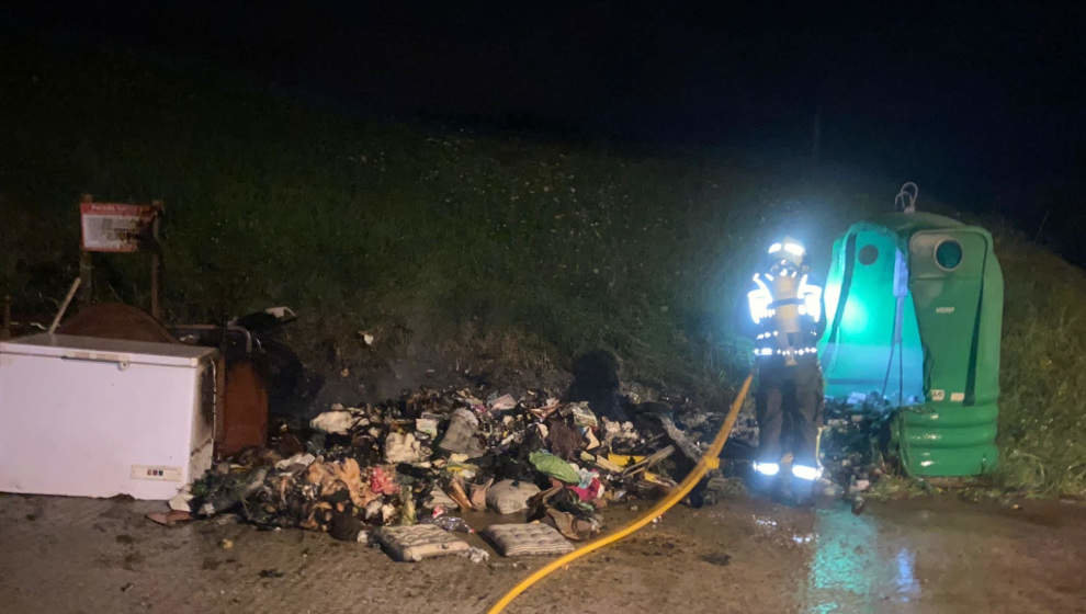 Bomberos en el incendio de Comillas