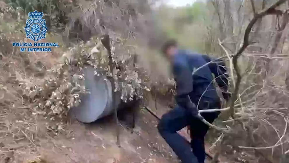 La Policía Nacional interviene dos bidones y una manguera al detener a cuatro personas que quería boicotear la Vuelta Ciclista a España en Lleida