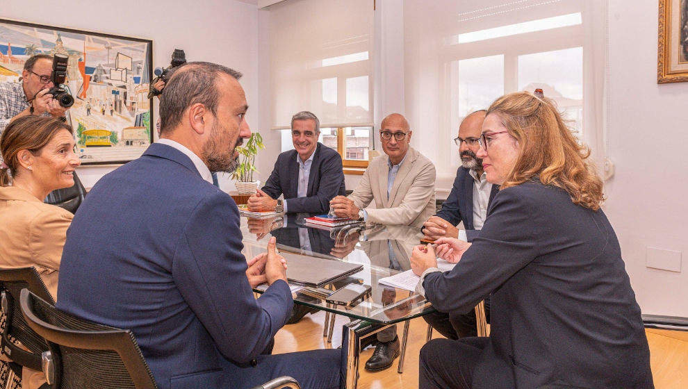 La consejera de Cultura, Turismo y Deporte, Eva Guillermina Fernández, y el alcalde de Torrelavega, Javier López Estrada, en una reunión entre representantes del Ayuntamiento y la Consejería