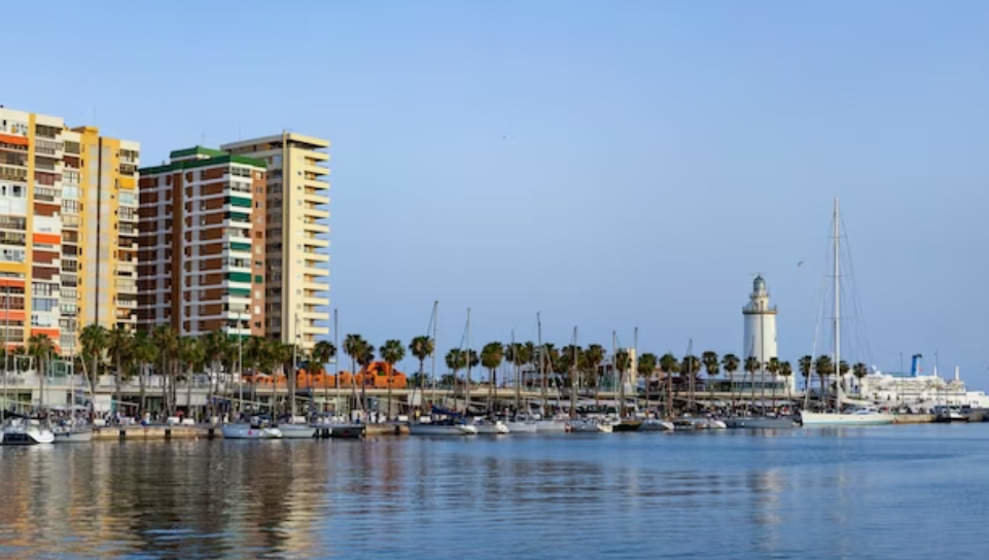 Málaga es uno de los puntos más populares del sur del país y que combina playa, montaña e historia