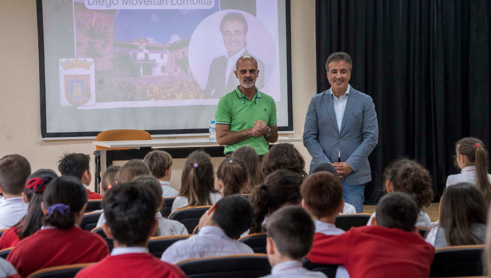 El alcalde de Camargo, Diego Movellán, en un centro educativo