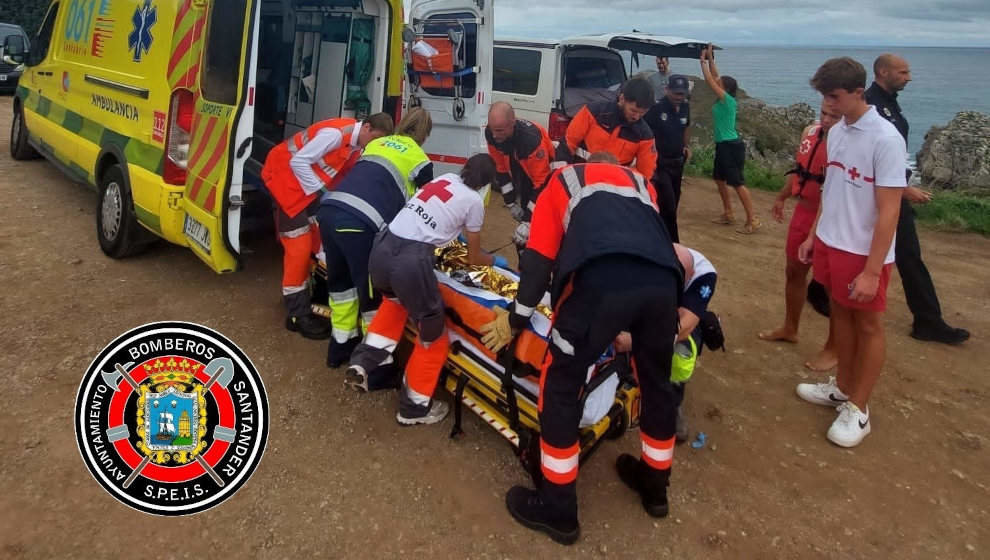 Rescate a una persona caída en las rocas en Somocuevas 