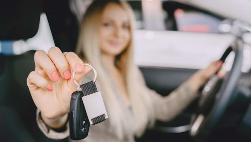 Una mujer sostiene las llaves de un coche