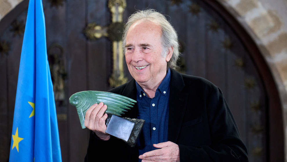 El cantautor Joan Manuel Serrat, durante la entrega del Premio Beato de Liébana, en la explanada del Monasterio de Santo Toribio