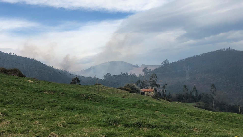 Vista del humo de un incendio provocado