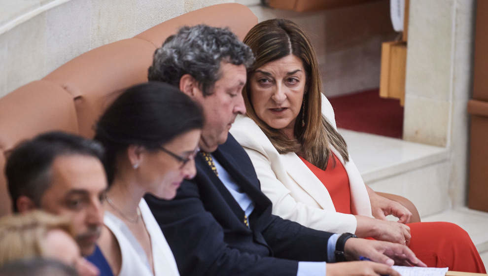 La portavoz del PP en el Parlamento de Cantabria, Iñigo Fernández y la nueva presidenta del Gobierno de Cantabria, María José Sáenz de Buruaga, durante el pleno de su investidura, en el Parlamento de Cantabria | Foto de archivo