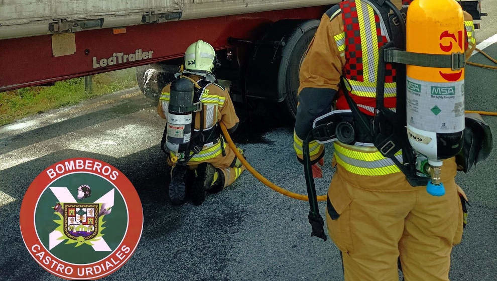 Bomberos sofocan la rueda de un camión que se incendió cuando iba por la A-8 con astillas de madera