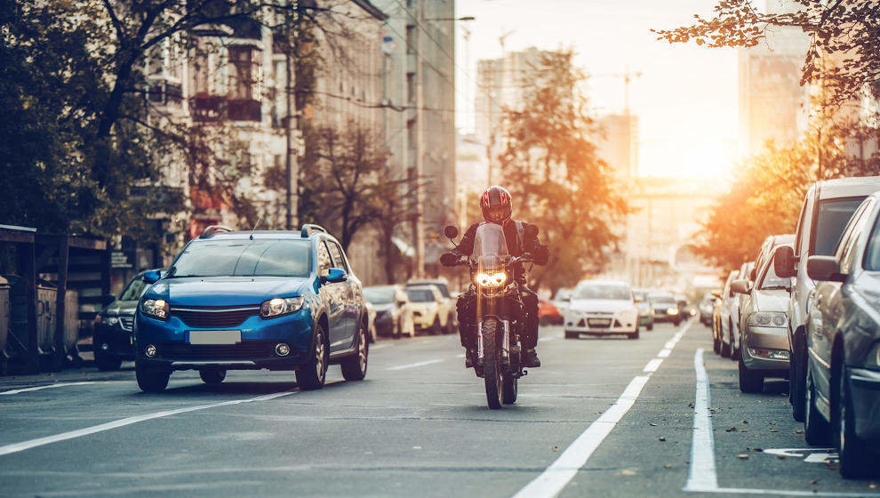 Un motorista circulando por ciudad