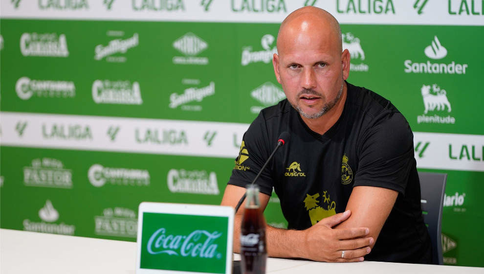 El entrenador del Racing, José Alberto, durante la rueda de prensa