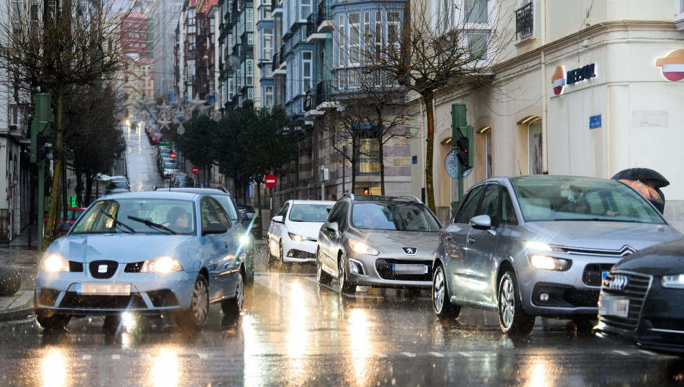 Varios coches circulan por una carretera en Santander