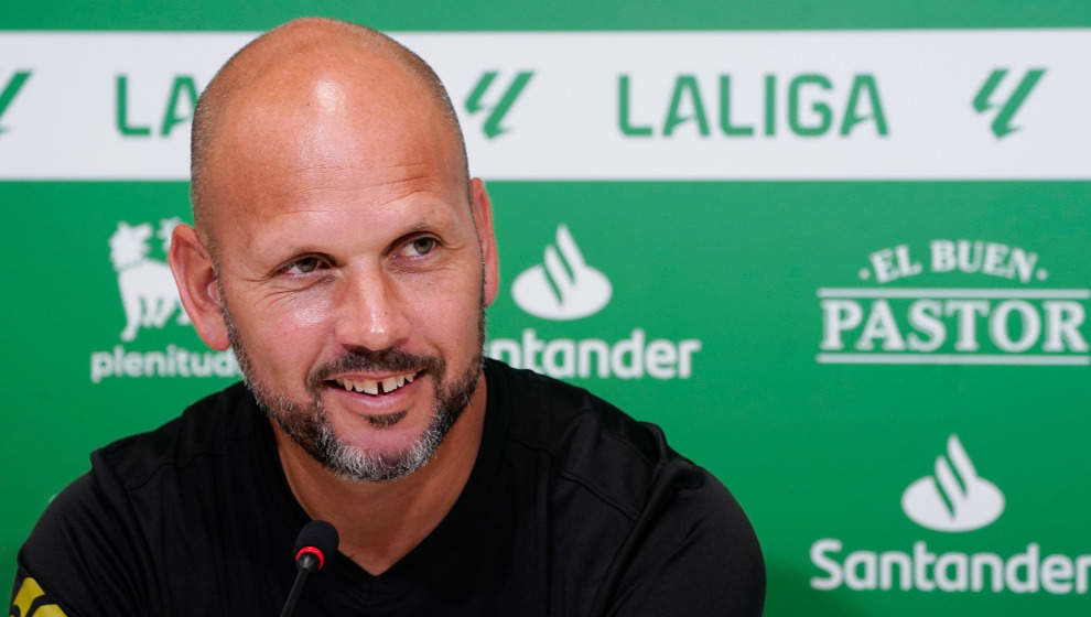 El entrenador del Racing, José Alberto, durante la rueda de prensa