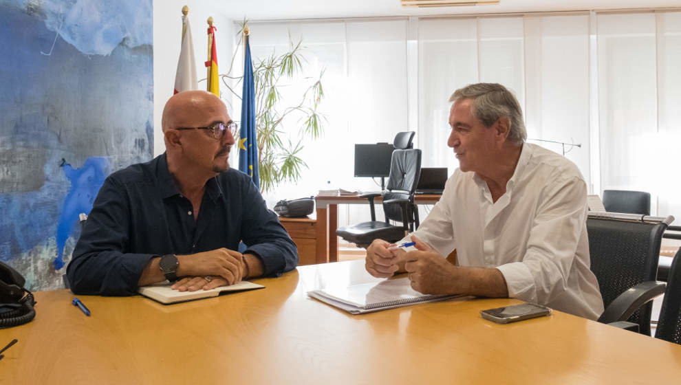 El consejero de Salud, César Pascual, y el alcalde de Suances, Andrés Ruiz Moya