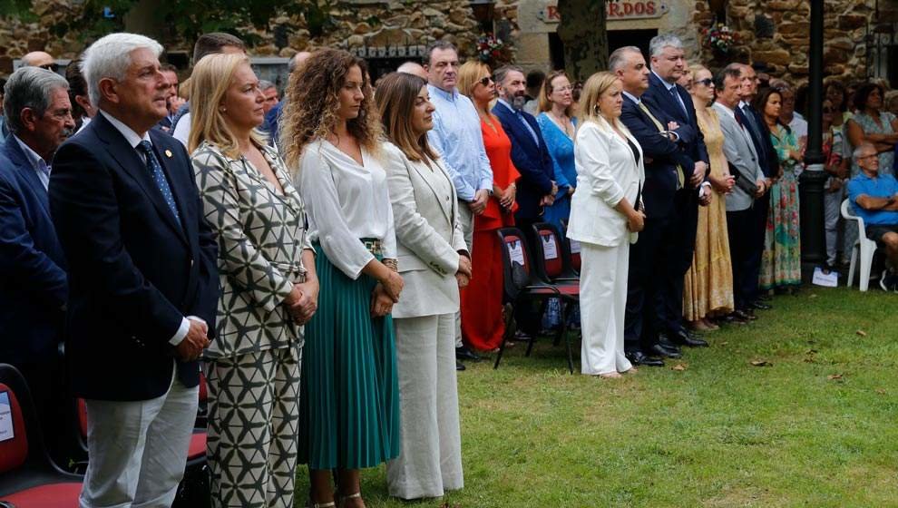 La presidenta de Cantabria, María José Sáenz de Buruaga (centro), asiste a los actos por la Bien Aparecida | Foto: Gobierno de Cantabria